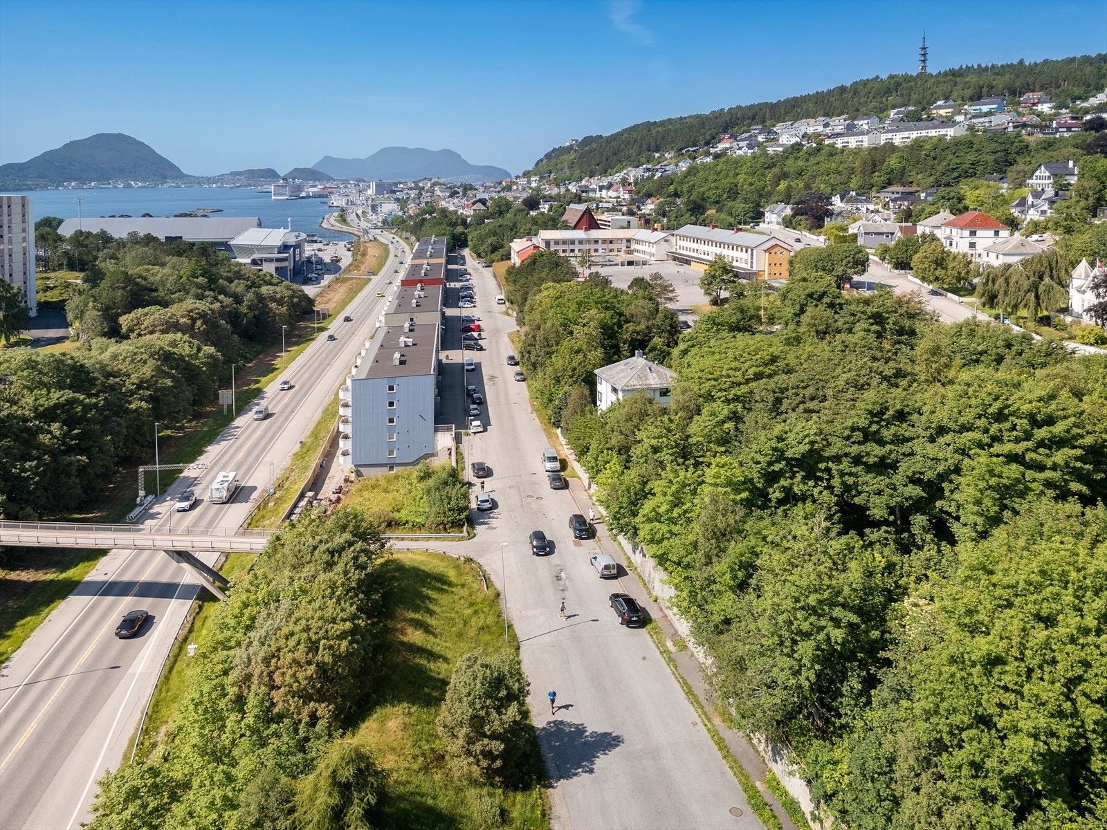 Dronebilde av tomten og nærområdet Galleribilde