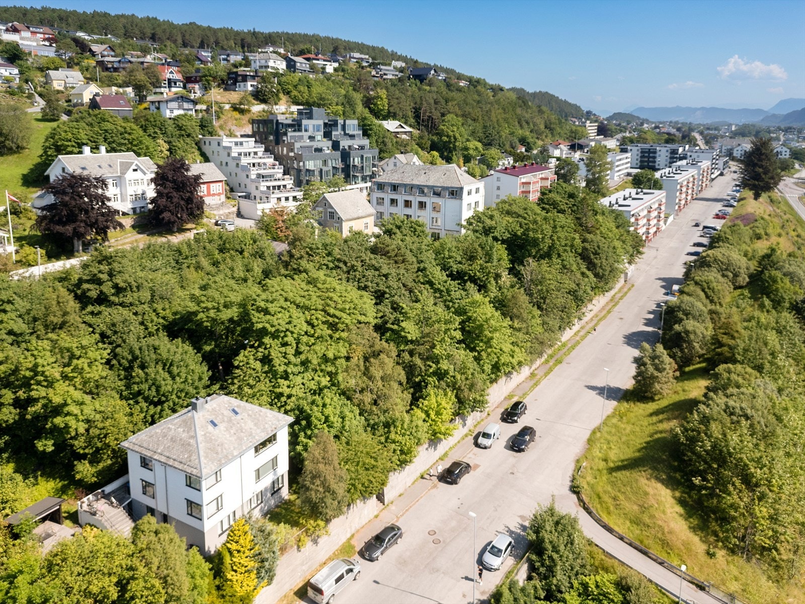 Tomten ligger i bra til med bare et steinkast unna "Alt" som flotte badeplasser, turområde og butikker Galleribilde