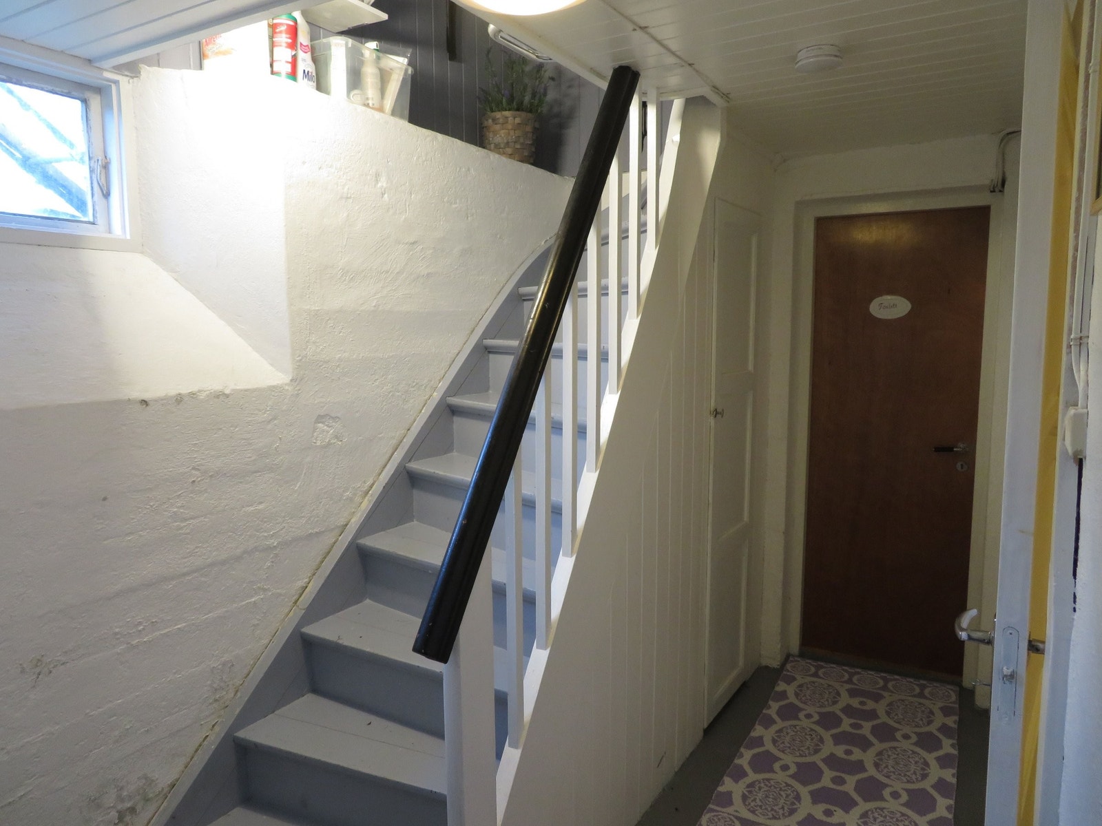 trapp opp fra kjeller, kjellergang mot toalett og dusj. Galleribilde