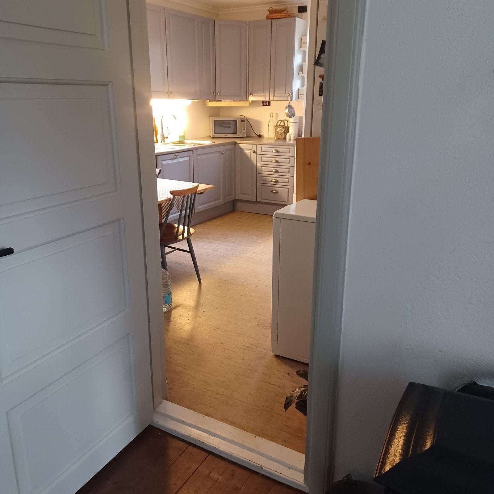 Kjøkken sett fra stue. Galleribilde