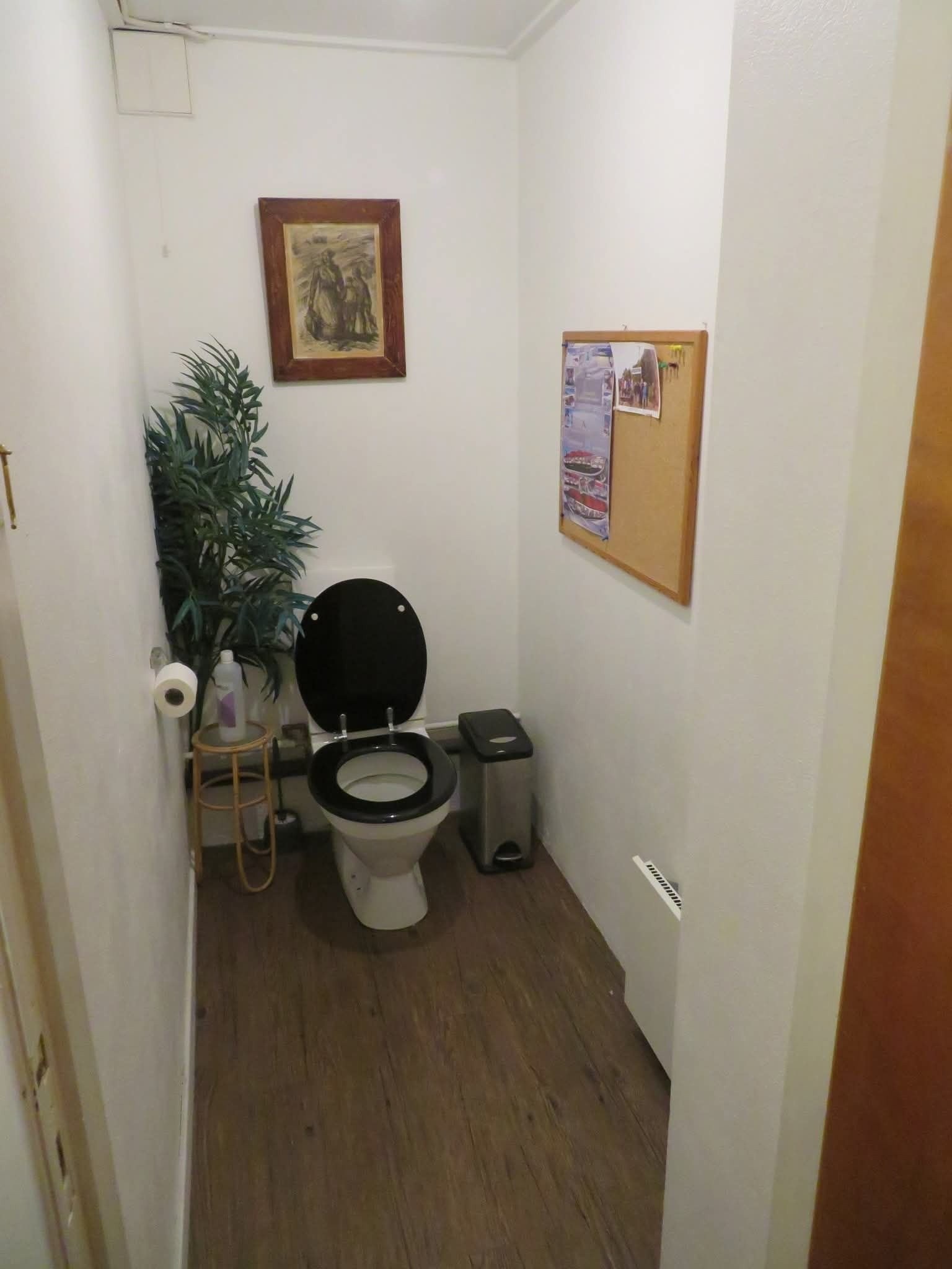 Toalett i kjeller Galleribilde