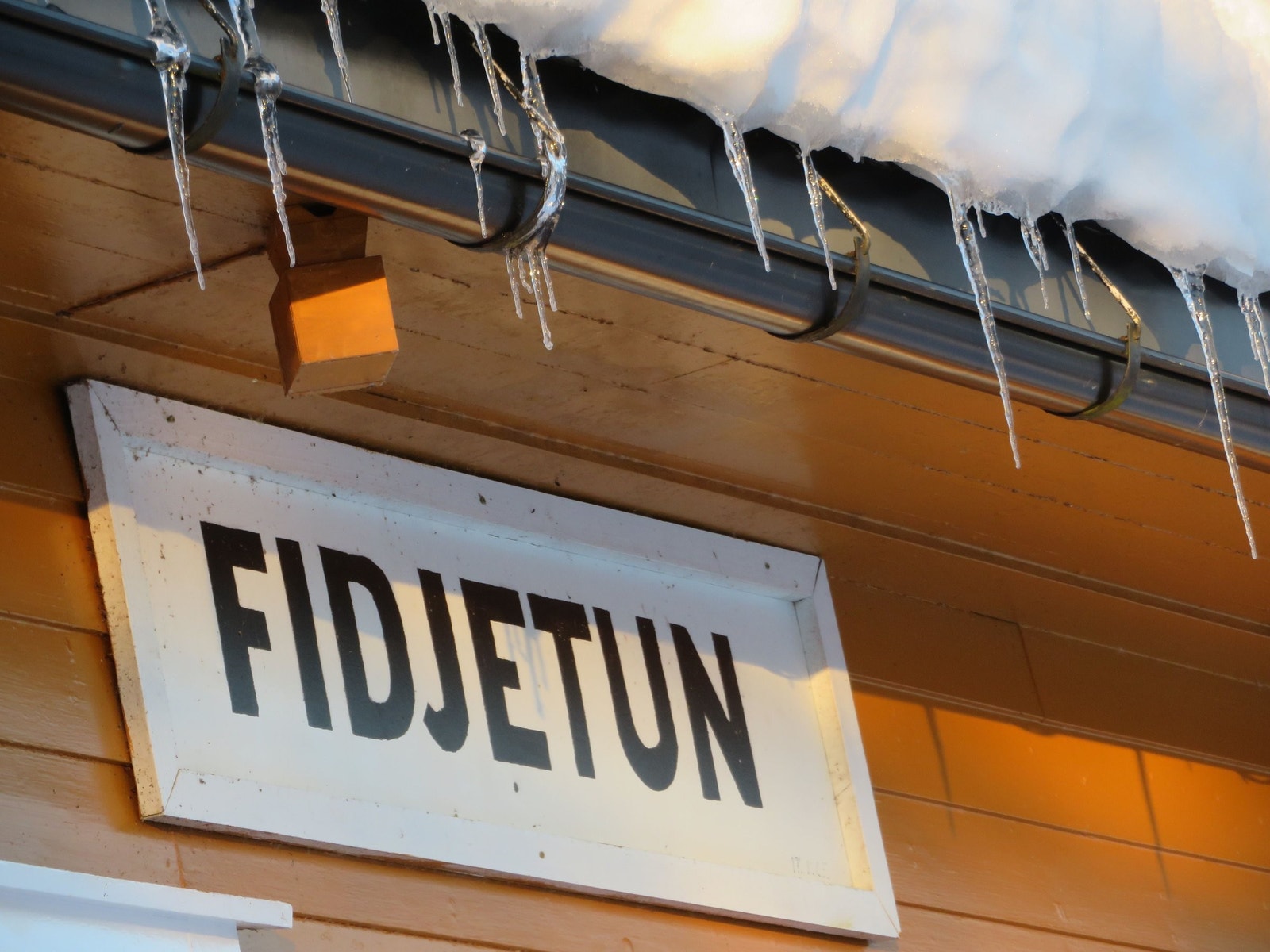 Vi har kopiert skiltet fra hovedbygget som ble revet og lyssatt. Galleribilde