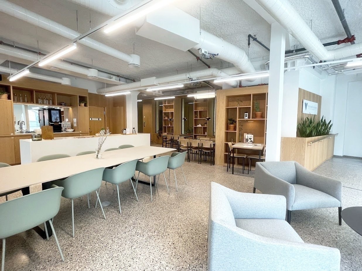 Spiseområde. Her tar man med selv eller bestiller mat levert gjennom våre fordelsavtaler Galleribilde