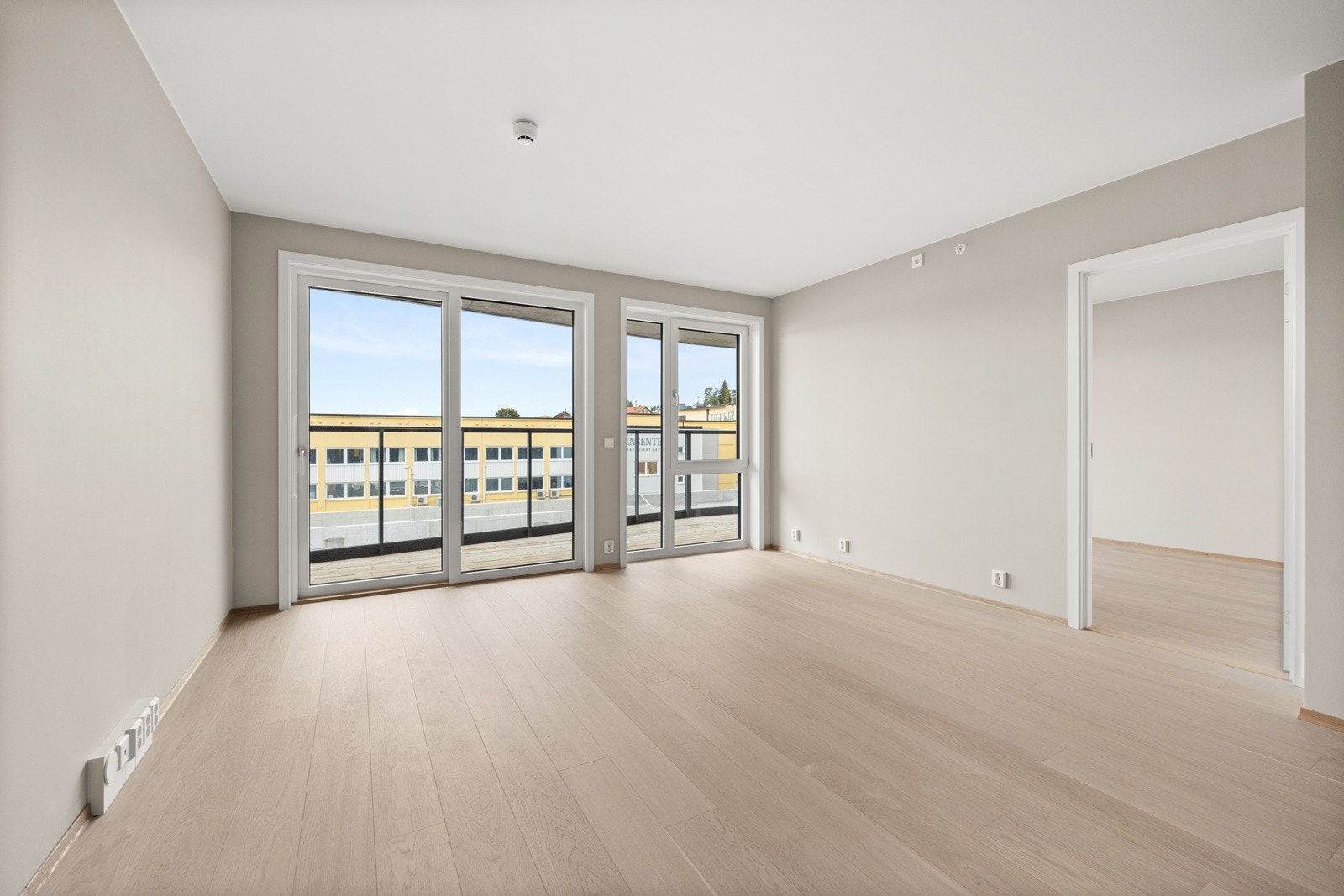 Rommet har flere møbleringsmuligheter, tidsriktige fargetoner og enstavs parkett på gulvet. Galleribilde