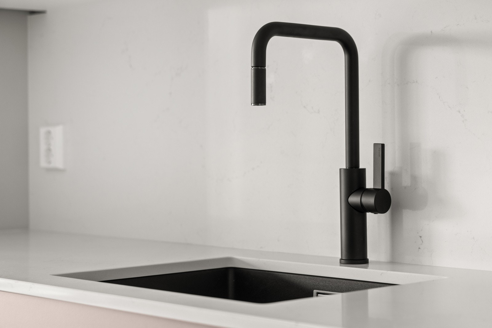 Underlimt kum med ettgreps blandebatteri med uttrekkbar tut for enklere rengjøring. Galleribilde