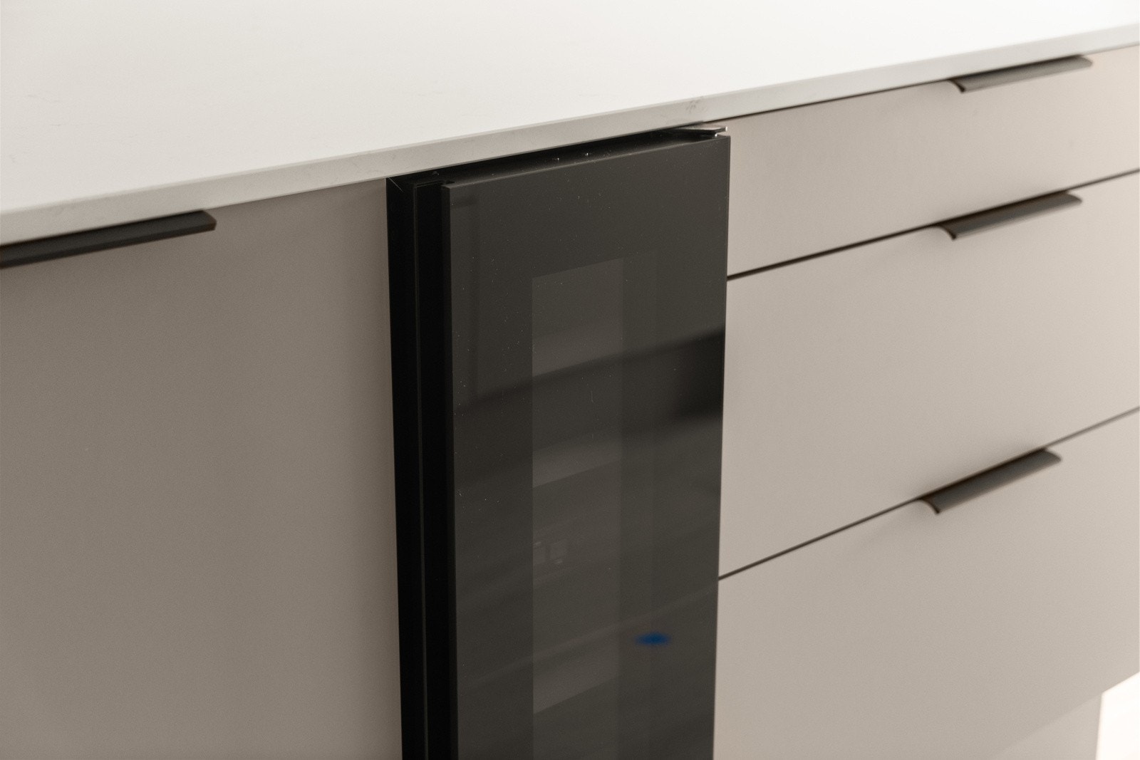 Vinen holder riktig temperatur i vinskapet, som også er integrert. Galleribilde