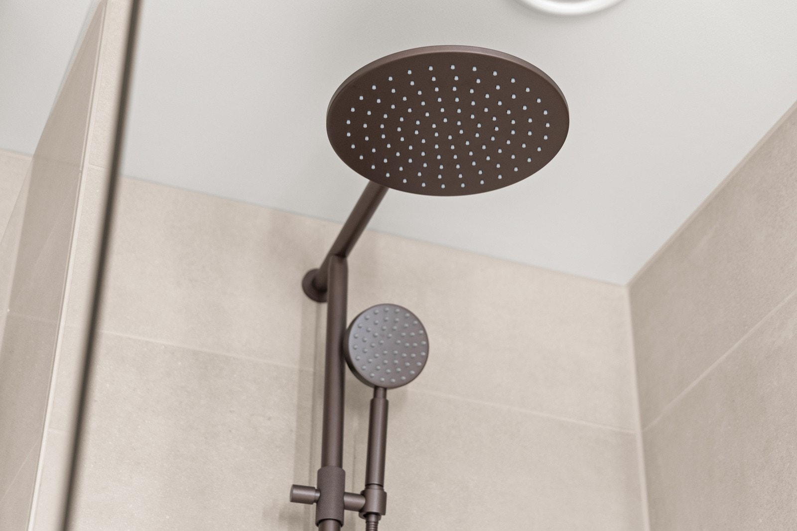 Begge baderommene har regnfallsdusj. Galleribilde