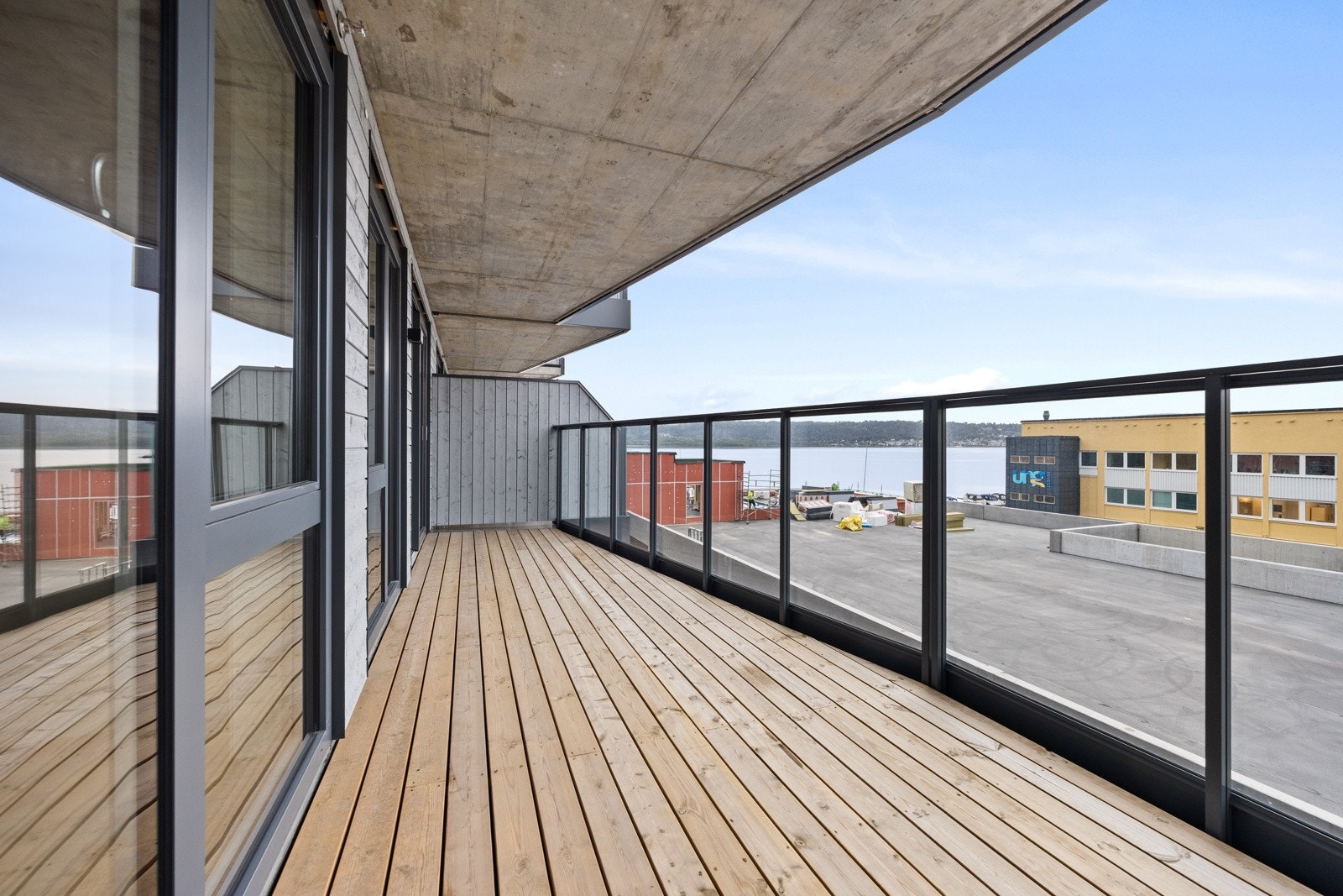 Balkongen måler ca. 15 kvm og har takoverbygg, skjermende levegger og rekkverk med glass. Galleribilde