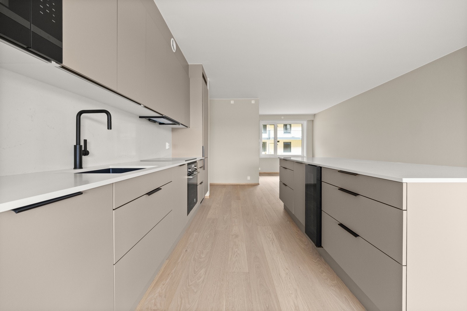 Kjøkkenet har også en praktisk øy som både fungerer som en naturlig romdeler, ekstra lagringsplass og som en spiseplass for flere personer. Galleribilde