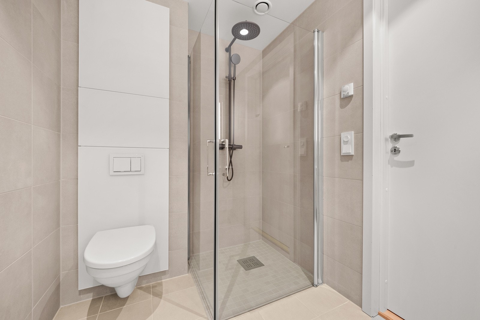 Leiligheten har to delikate baderom, begge med moderne flislagte overflater, behagelig gulvvarme og downlightsbelysning. Galleribilde