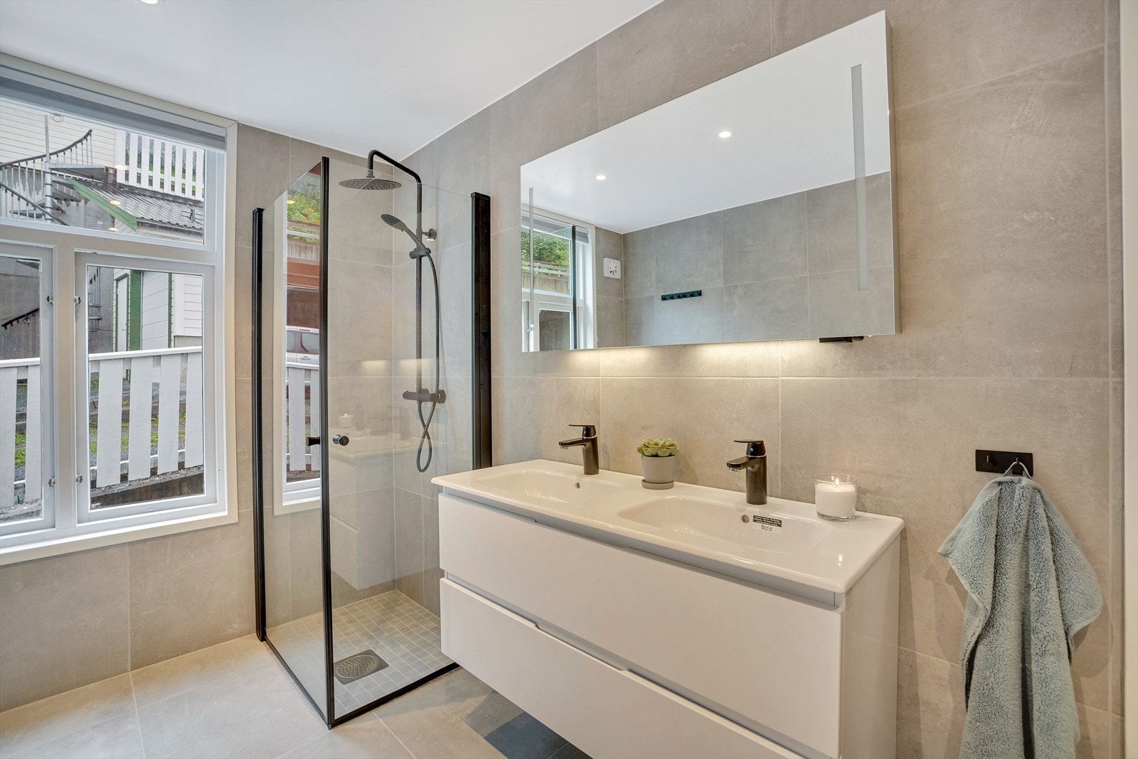 Badet er oppusset i en stilren og moderne standard i 2022. Galleribilde