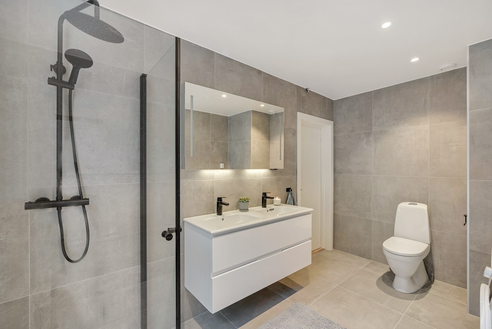 Badet er av god størrelse på 8m² med flislagte vegger- og gulv. Galleribilde