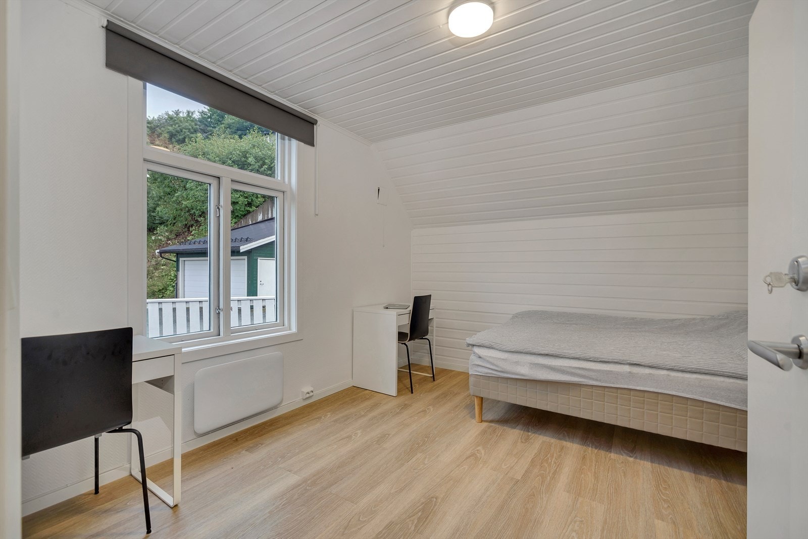 Soverom 2 er på flotte 11,7 m² som gir godt med plass for garderobe, seng og kontorpult etter eget ønske. Galleribilde
