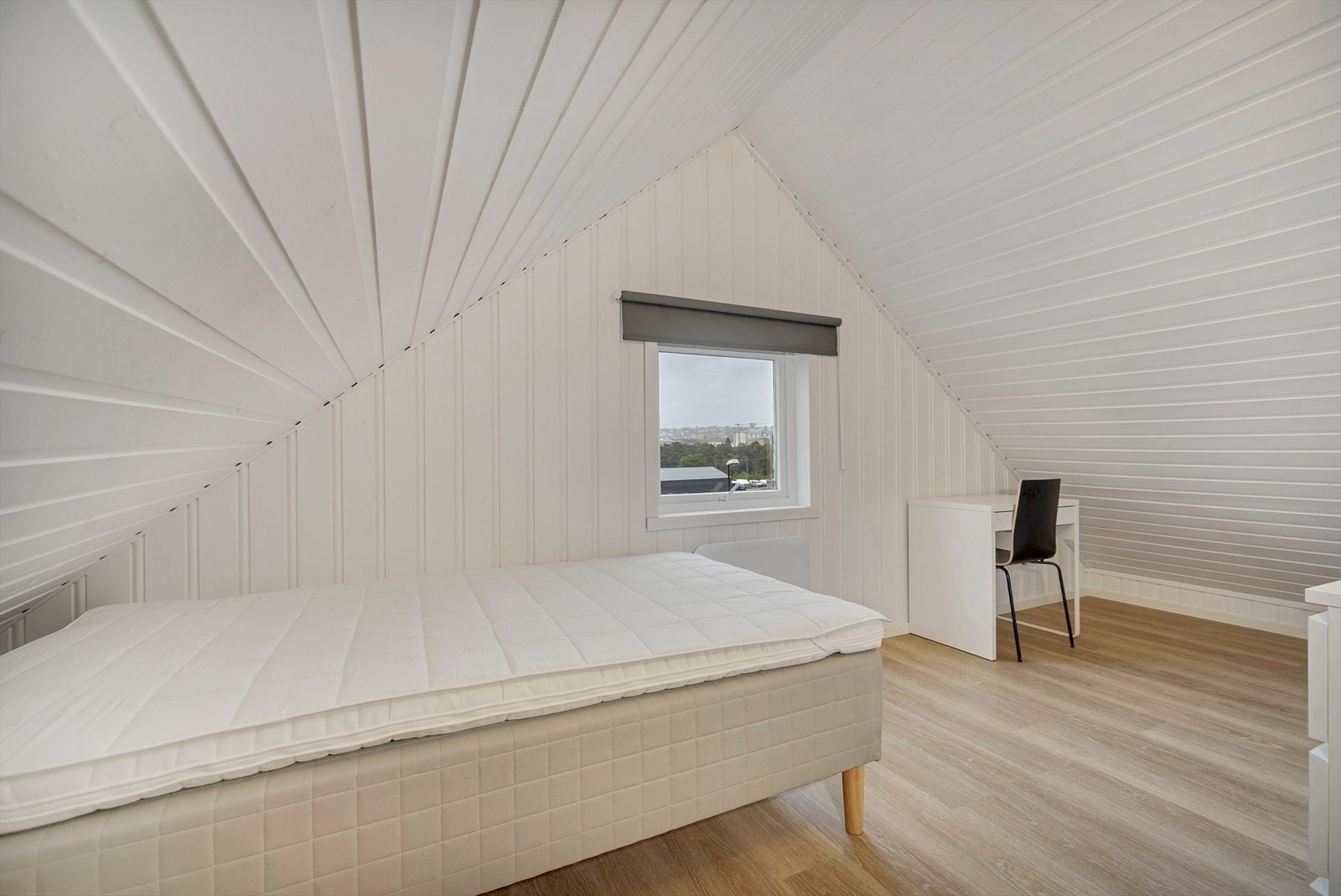 Her får du rikelig med plass for garderobeløsninger, seng og kontorpult. Galleribilde