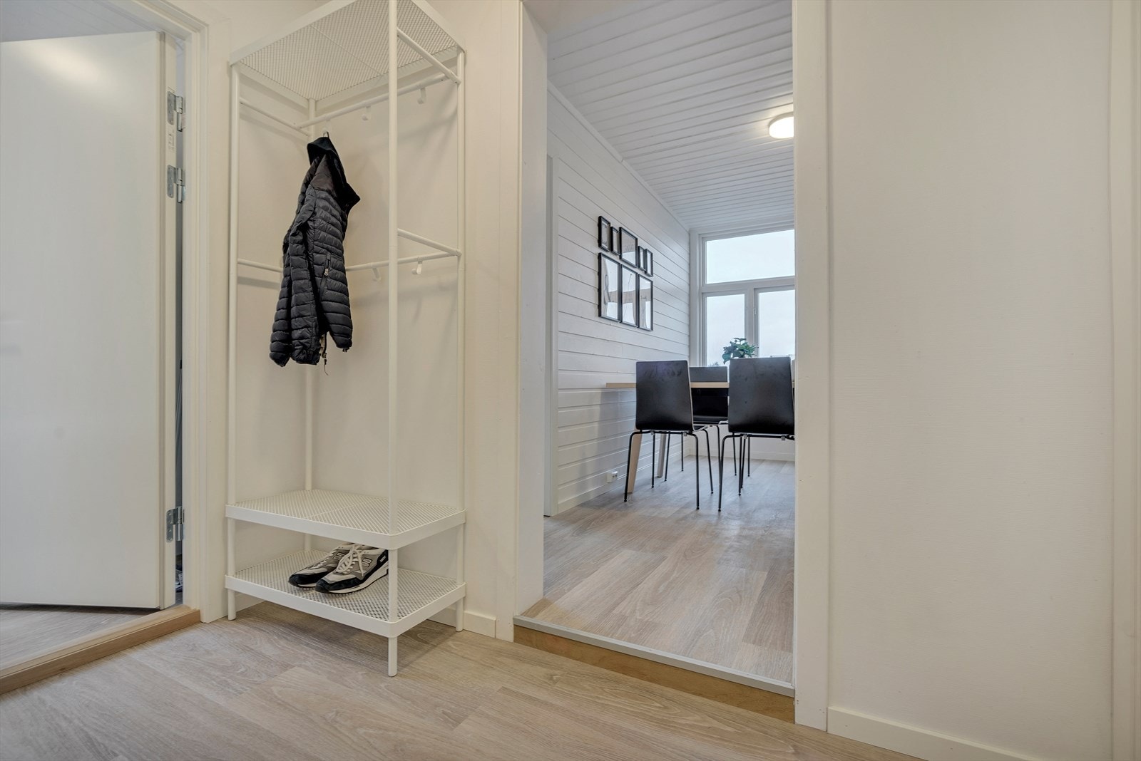 Praktisk entré på 2,9m², med adkomst til kjøkken/spisestue og ett av soverommene. Galleribilde