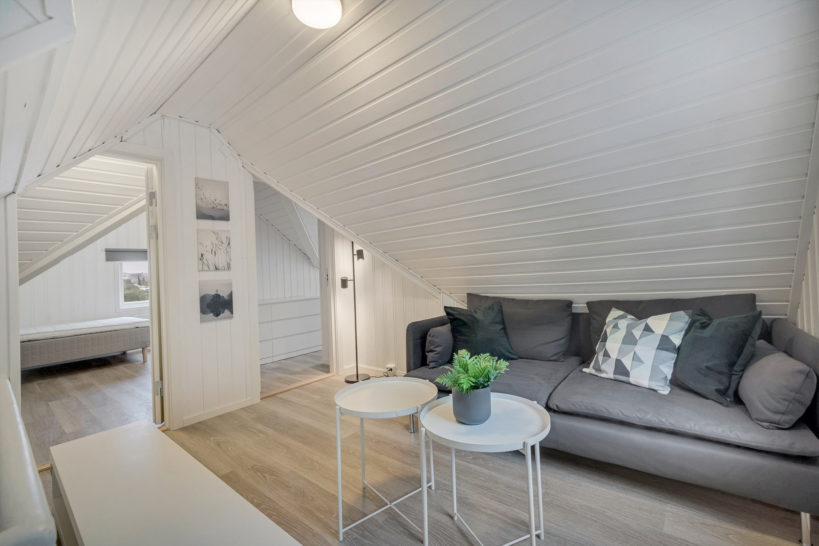 Praktisk loftstue på 11m² som fint kan brukes som felles tv-stue. Galleribilde