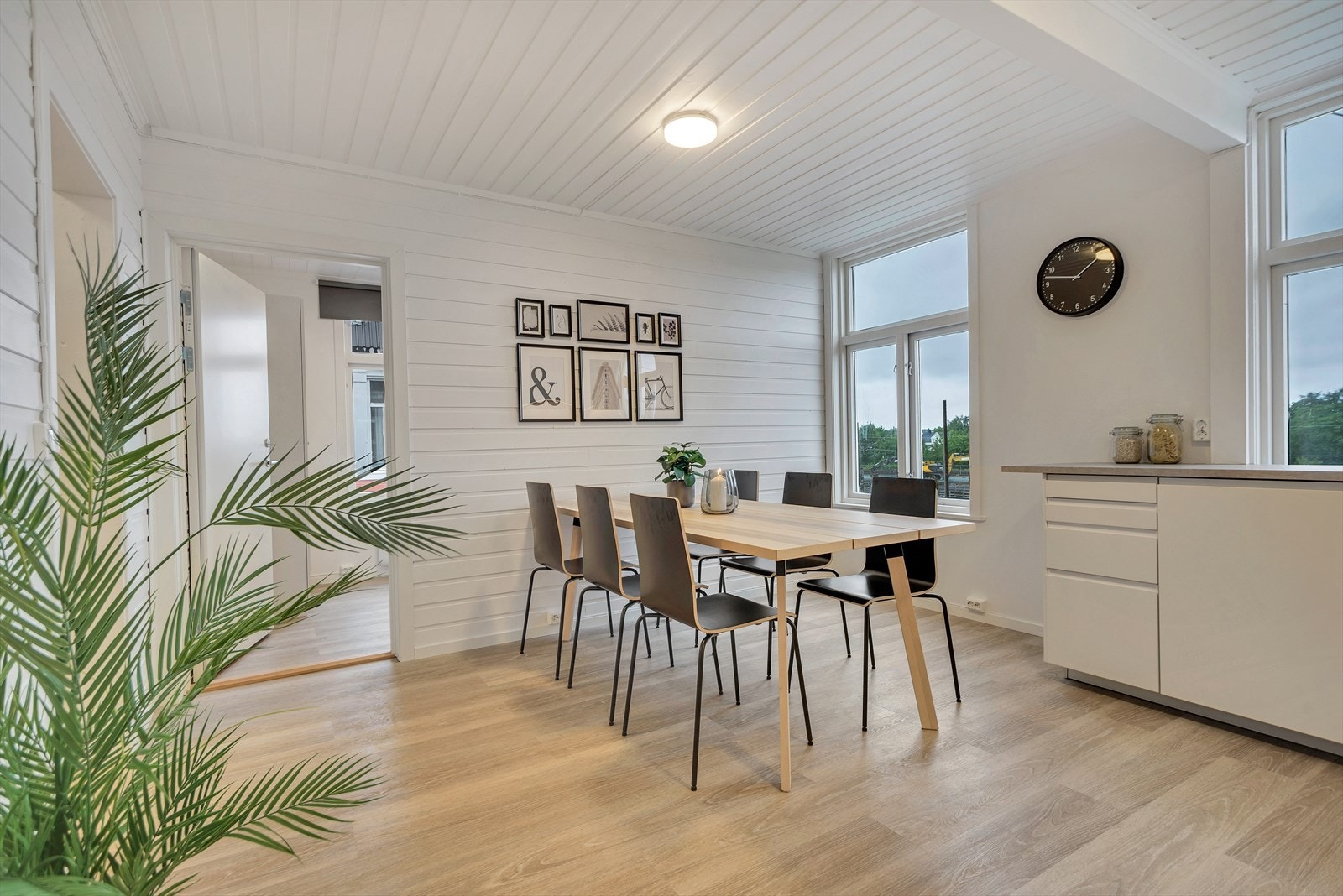 Rommets romslige størrelse gir godt med plass til spisestue for både små og store sammenkomster. Galleribilde