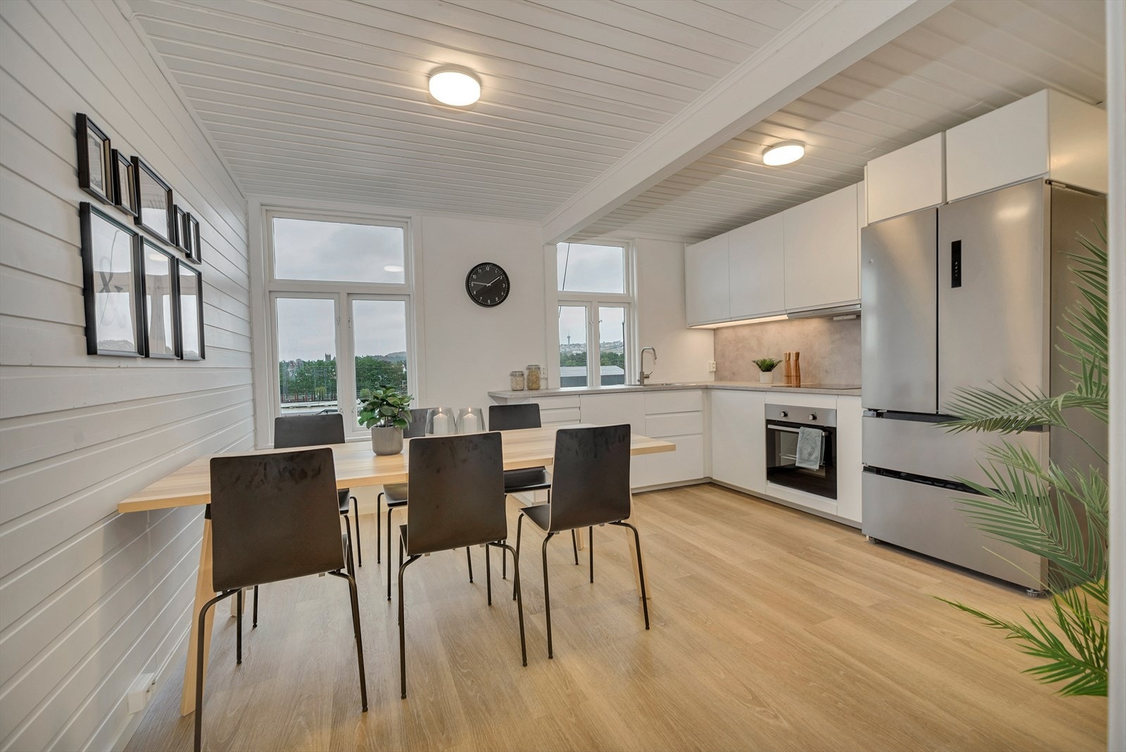 Leiligheten er totalt 106m² og byr på en romslig åpen løsning mellom kjøkken- og spisestue, 6 soverom av god størrelse og et flislagt bad. Galleribilde