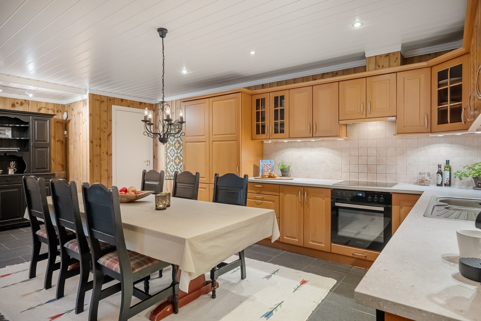 God plass for en spisegruppe for små og store lag. Galleribilde