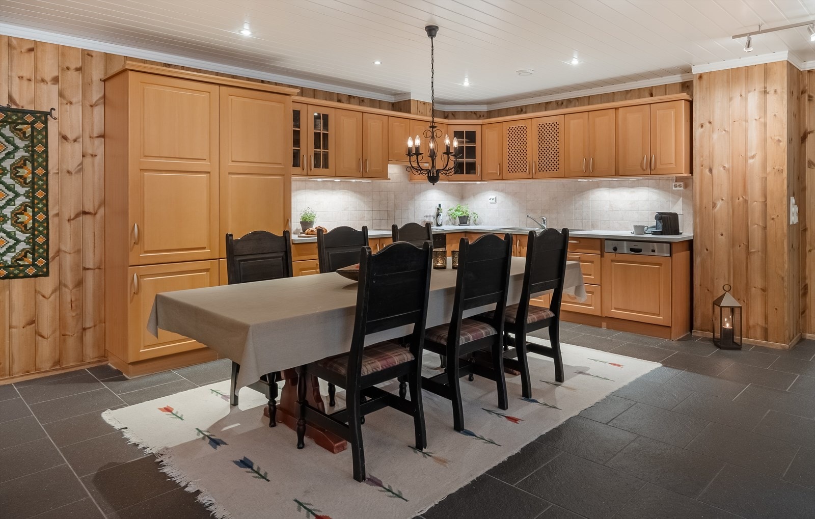 Kjøkkeninnredningen har godt med skapplass i over- og underskap. Galleribilde