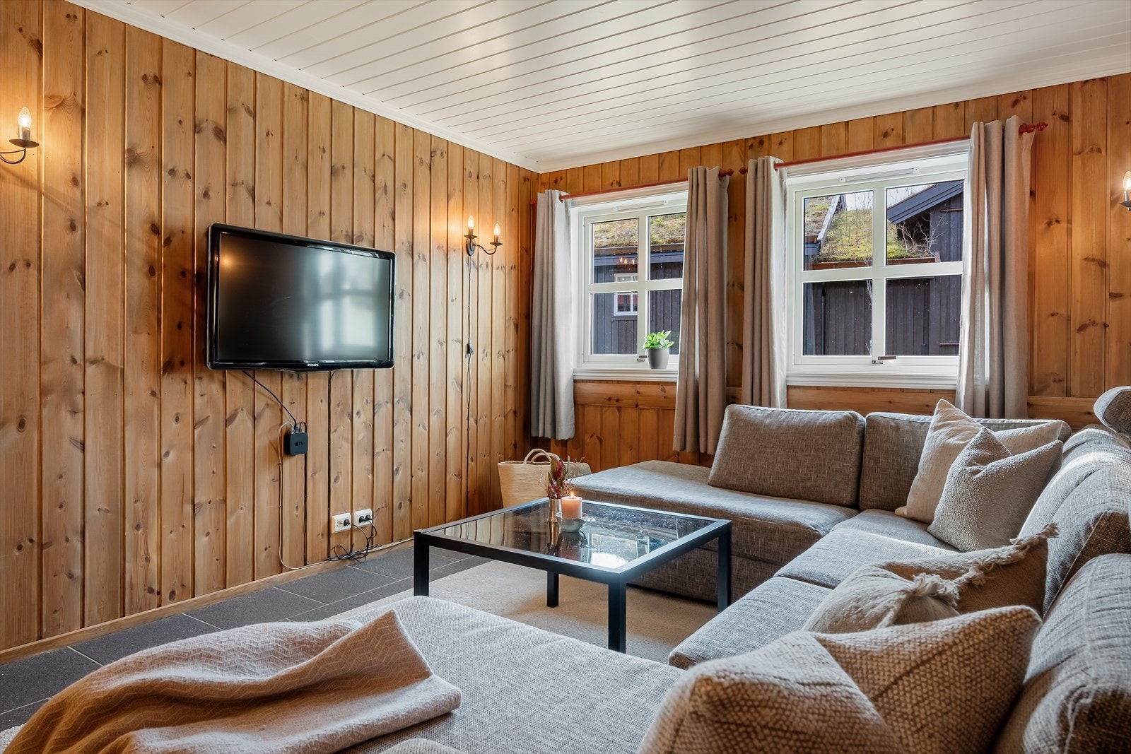 Det er vannbåren og miljøvennlig biovarme/fjernvarme, som gir jevn oppvarming. Galleribilde