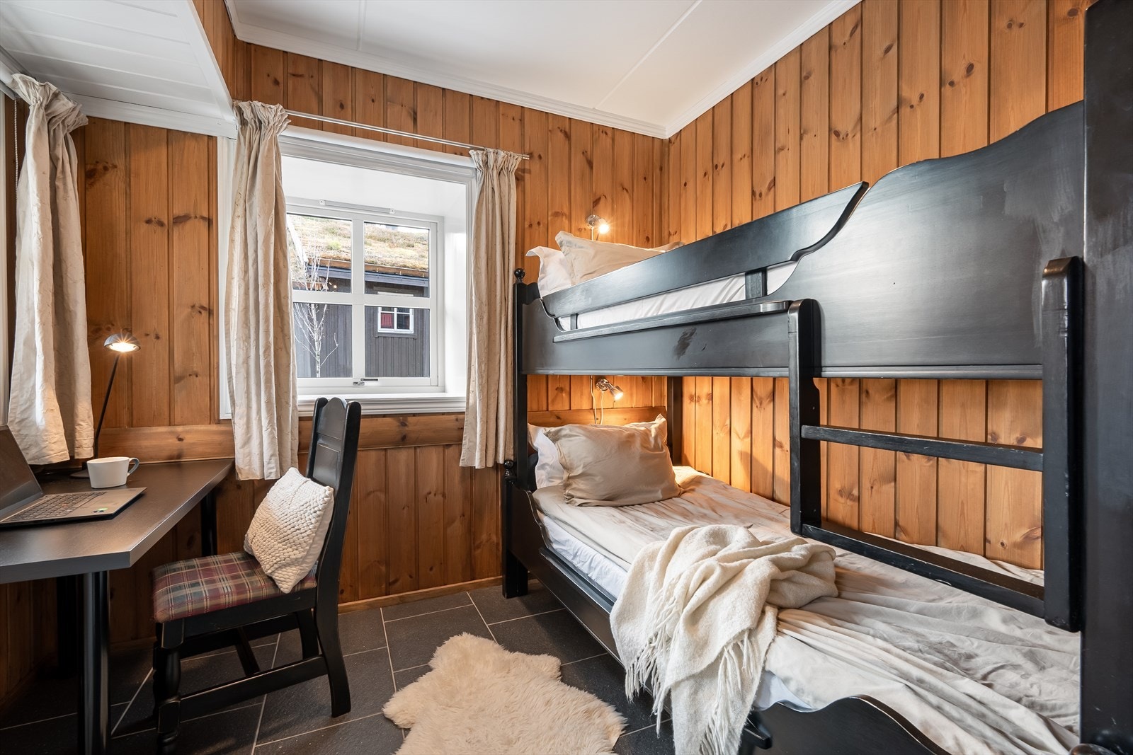 Soverom 4 med køyeseng, kommode og hyggelig hyttekontorplass for langhelger på fjellet. Galleribilde