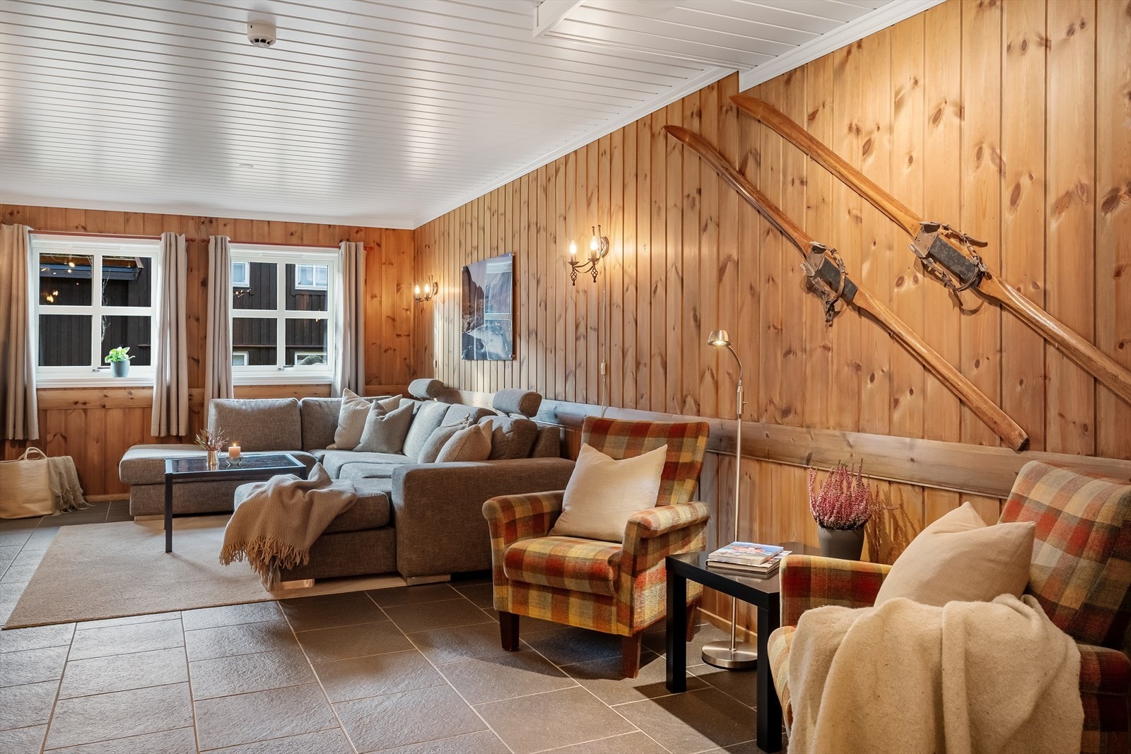 Panelte vegger og slitesterkt, vedlikeholdsfritt flislagt gulv i alle rom. Galleribilde