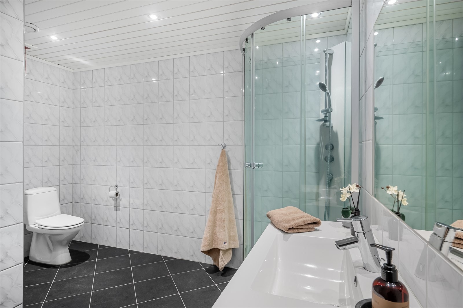 Bad 2 er innredet med servantinnredning, dusjkabinett og toalett. Galleribilde