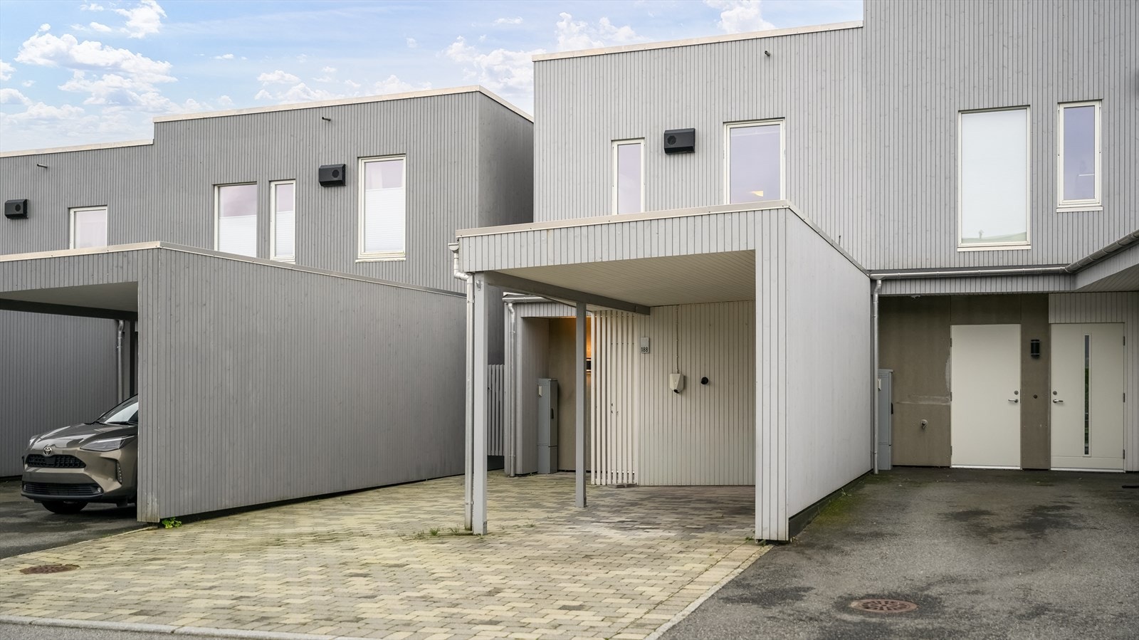 Ved inngangen har boligen en carport som måler ca. 16 kvm. Carporten er en del av et gårdsrom med belegningsstein. Galleribilde