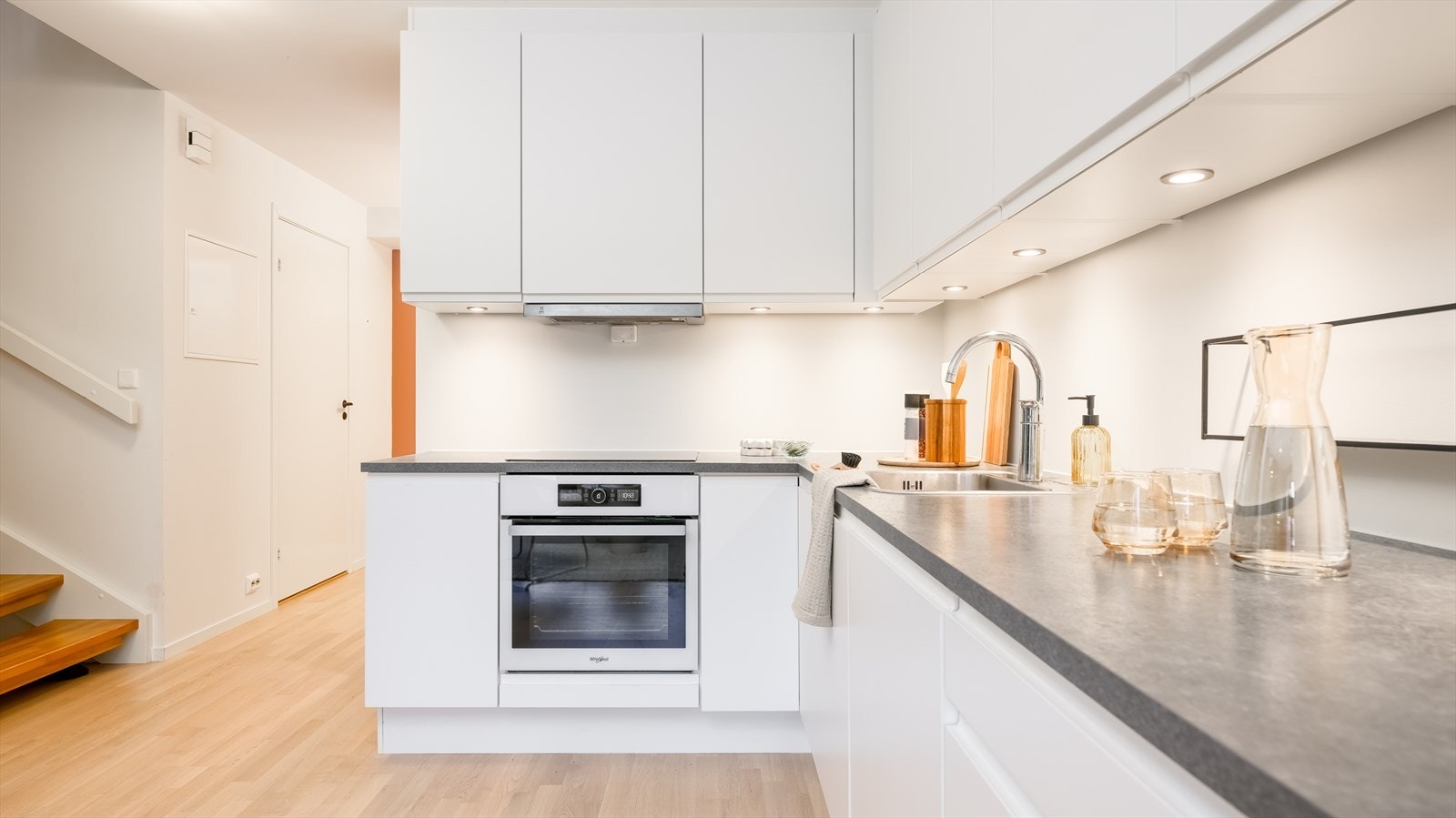 Kjøkkenet er tidløst og stilrent, oppført i en funksjonell L-form med god arbeidsflyt og skapplass Galleribilde