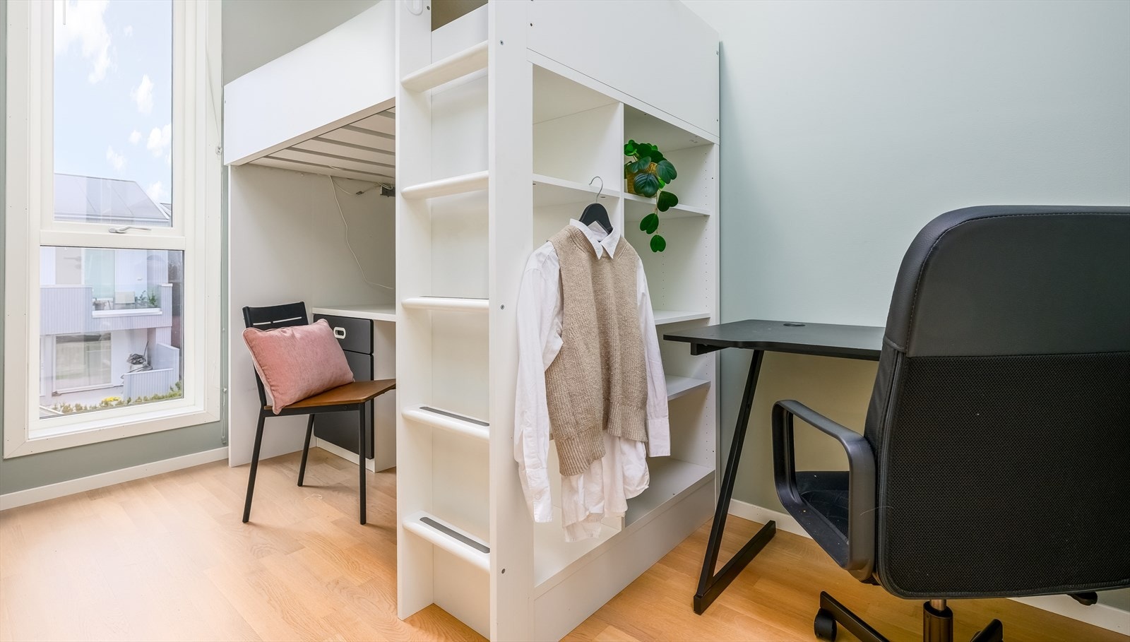 Alle soveromene er samlet i 2. etasje, meget praktisk hvis man har små barn. Galleribilde