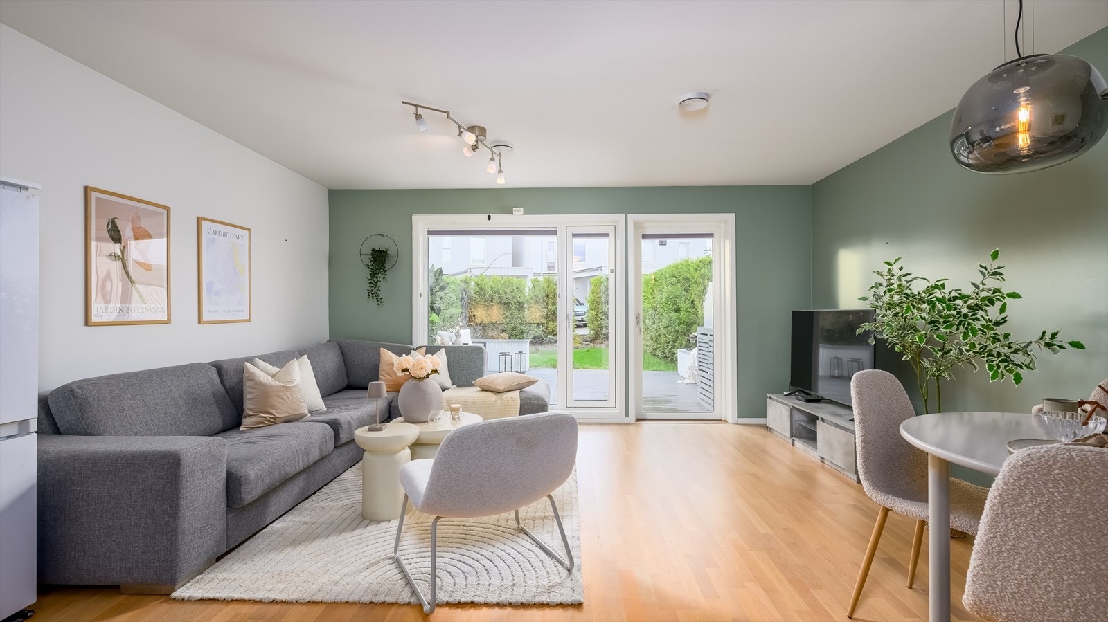 Vinduene inkluderer en glassdør til terrassen, og sommerstid er det deilig å trekke ut for både avslapning og middager i varmen. Galleribilde