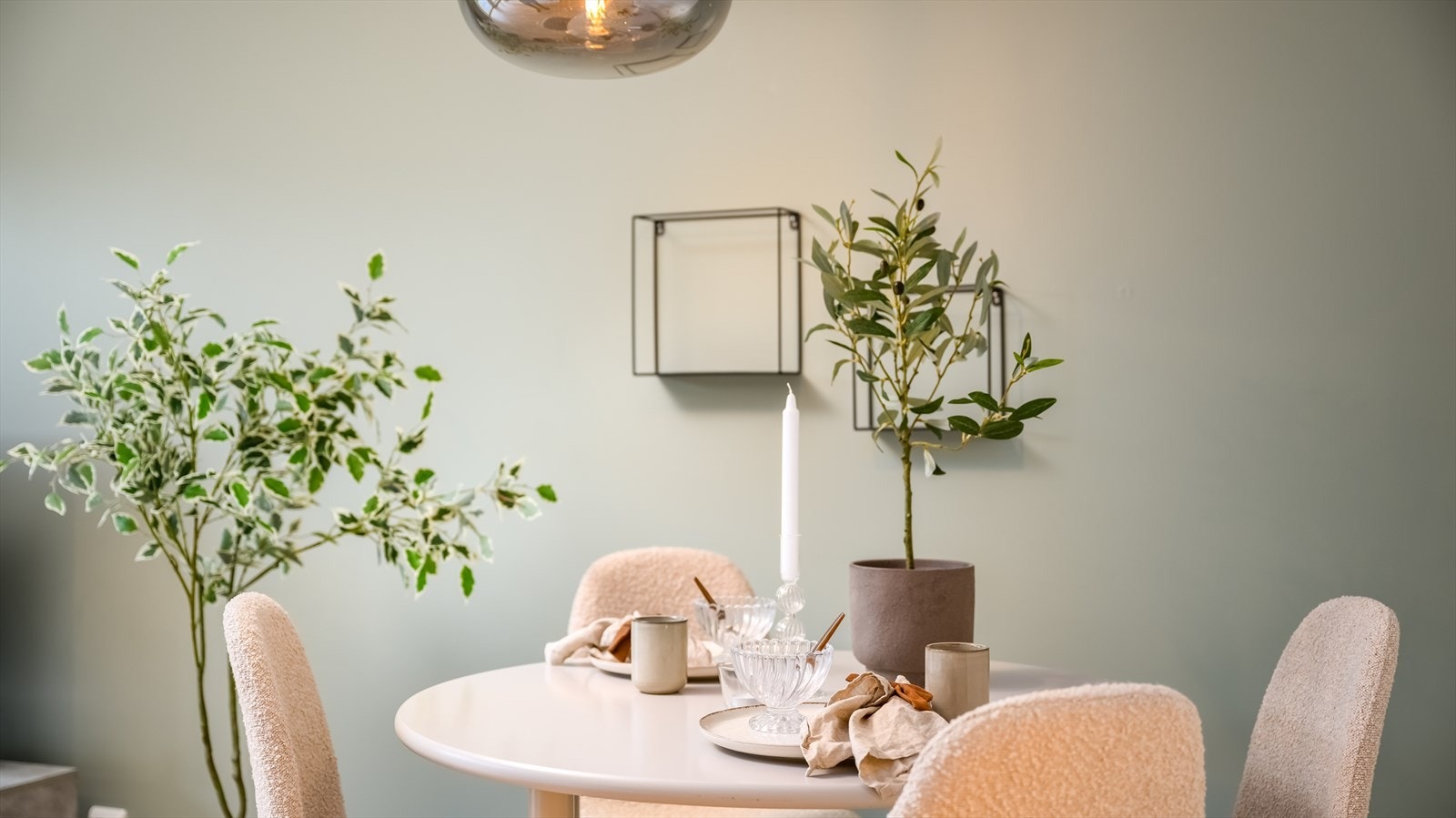 Stuen rom for en hyggelig spiseplass. Galleribilde