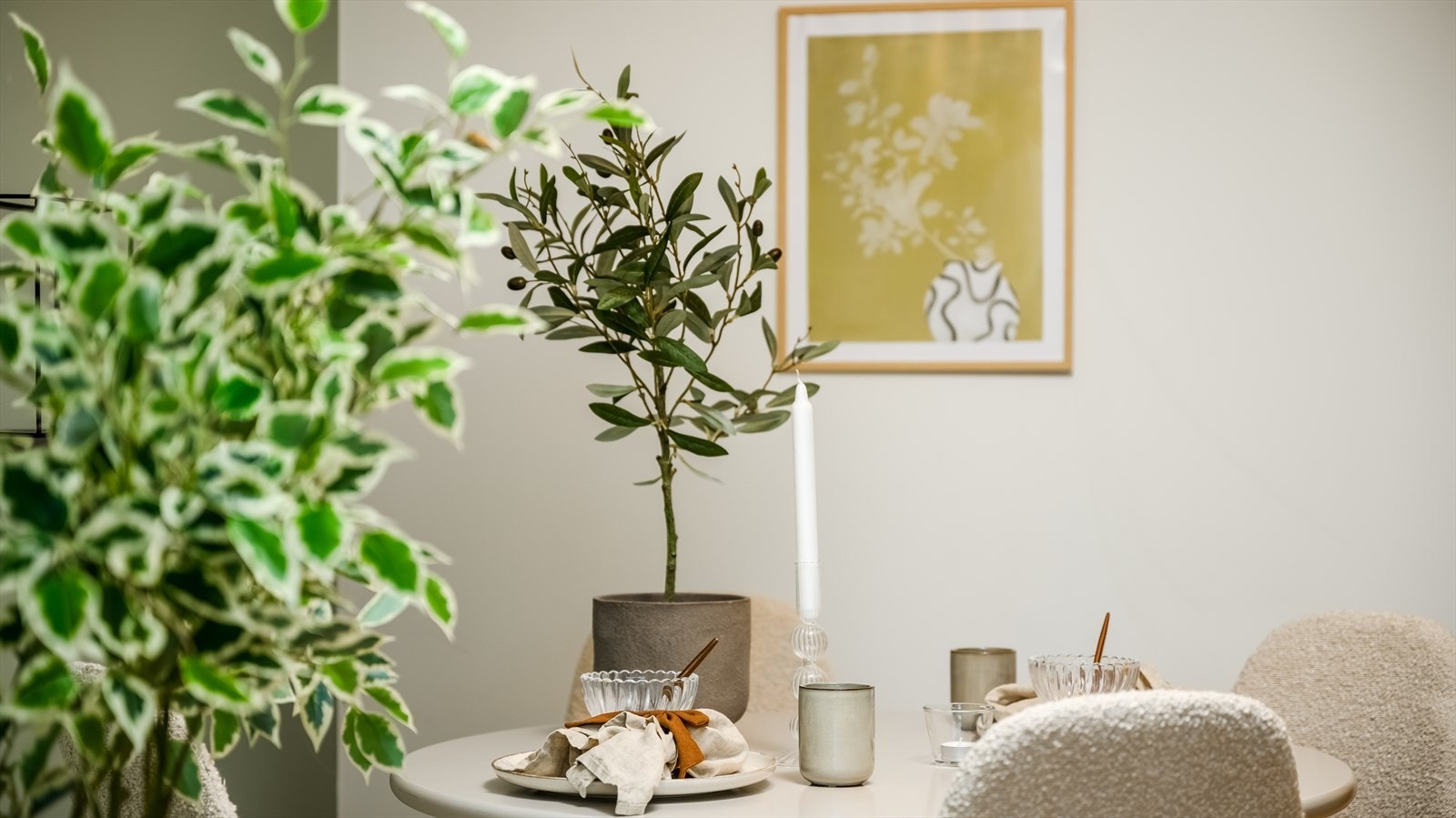 Stuen rom for en hyggelig spiseplass. Galleribilde