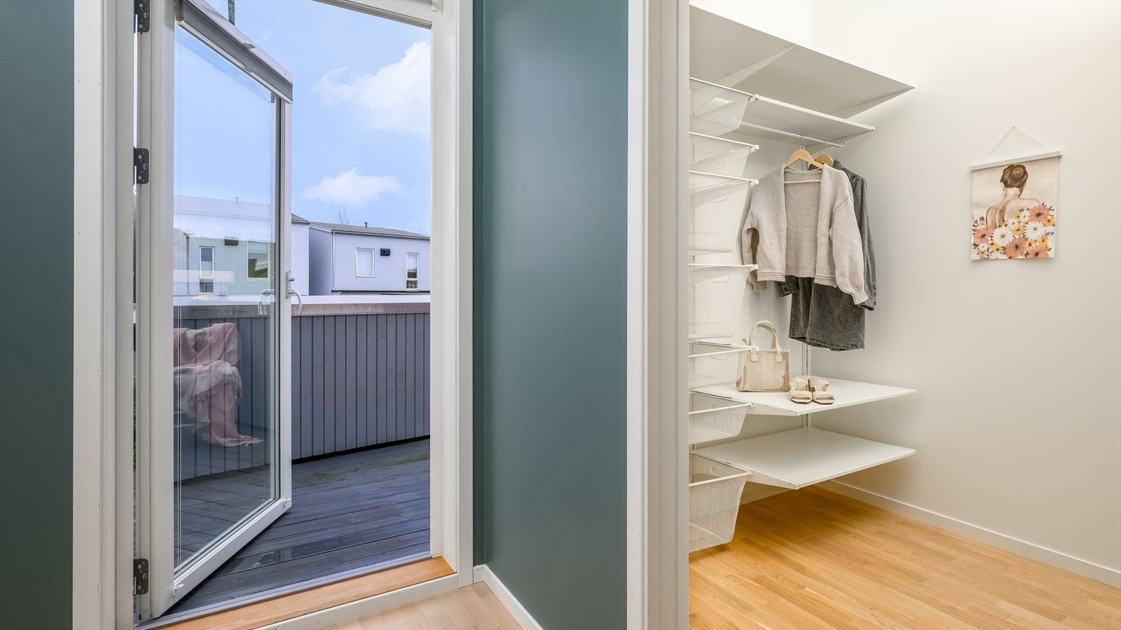 Hoved soverommet med utgang til egen ballkong og et flott walk-in closet er innredet med skuffer, hyller og klesoppheng Galleribilde