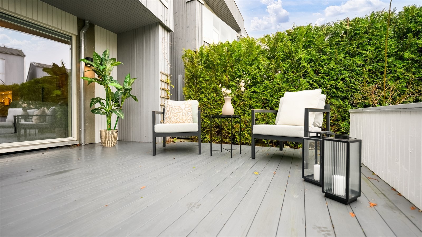 Romslig terrasse med gode solforhold. Galleribilde