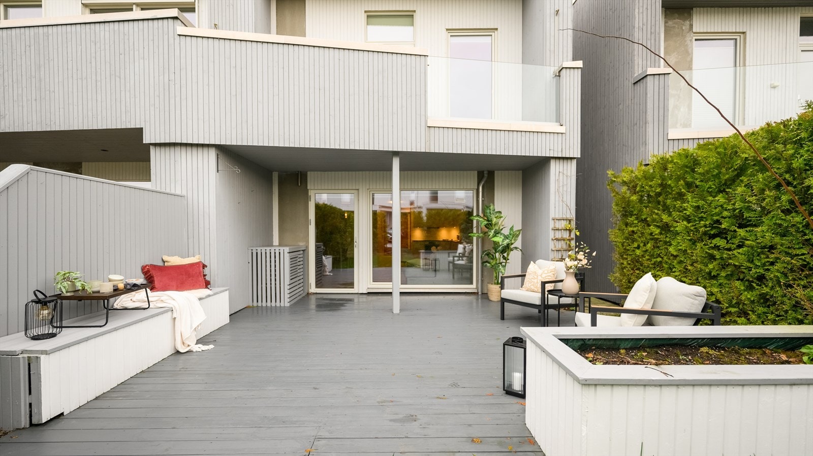 Romslig terrasse med gode solforhold. Galleribilde