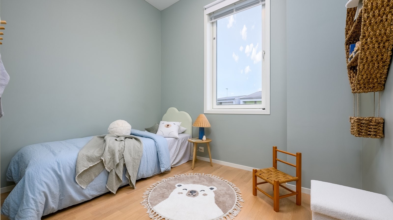 Lekkert soverom med god takhøyde Galleribilde