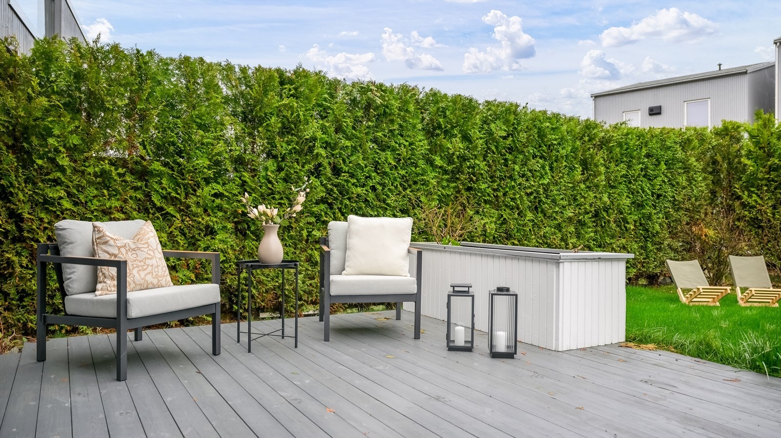 Terrassen måler ca. 24 kvm, er dels overbygd og har adkomst fra stuen. Galleribilde