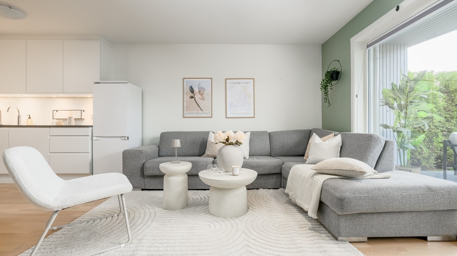 Sammen utgjør stuen og kjøkkenet et åpent allrom, der en stor vindusflate til gulvet slipper inn rikelig med naturlig lys. Galleribilde