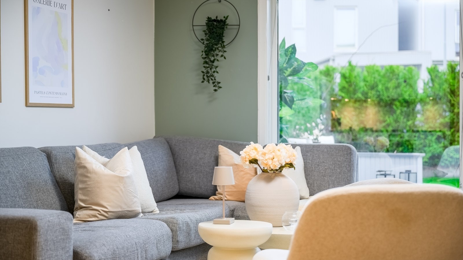 Parkettgulvet kombineres med veggflater malt i hvitt og en dus grønnfarge Galleribilde