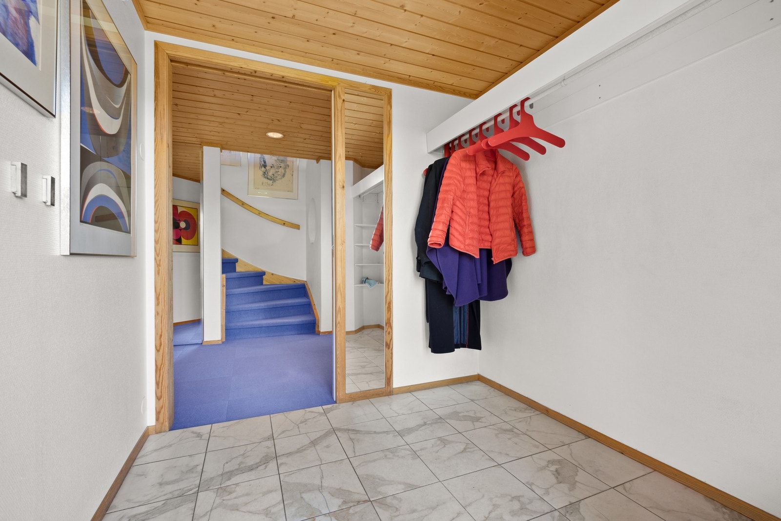 Entré med gode opphengsmuligheter for yttertøy. Galleribilde