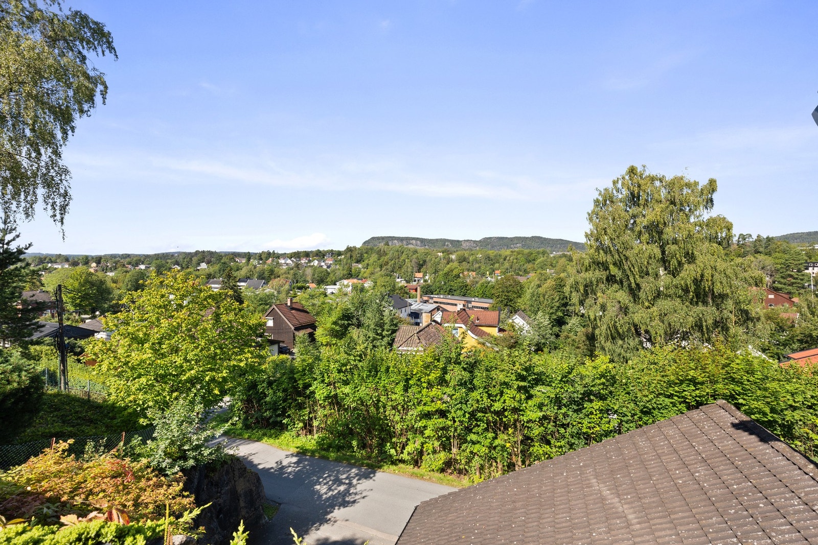 Her får du en eiendom med flott utsikt, gode solforhold og en stor terrasse som innbyr til rekreasjon og sosiale sammenkomster. Galleribilde