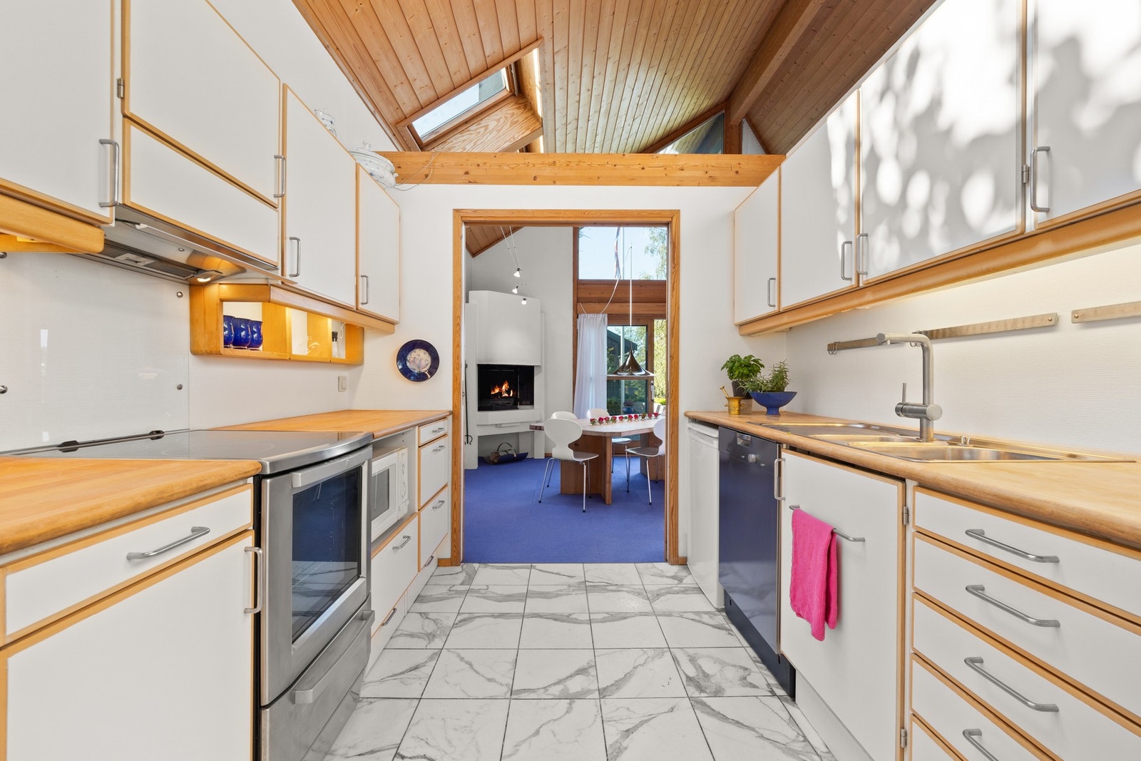 Videre har boligen et romslig kjøkken med gode arbeidsflater Galleribilde