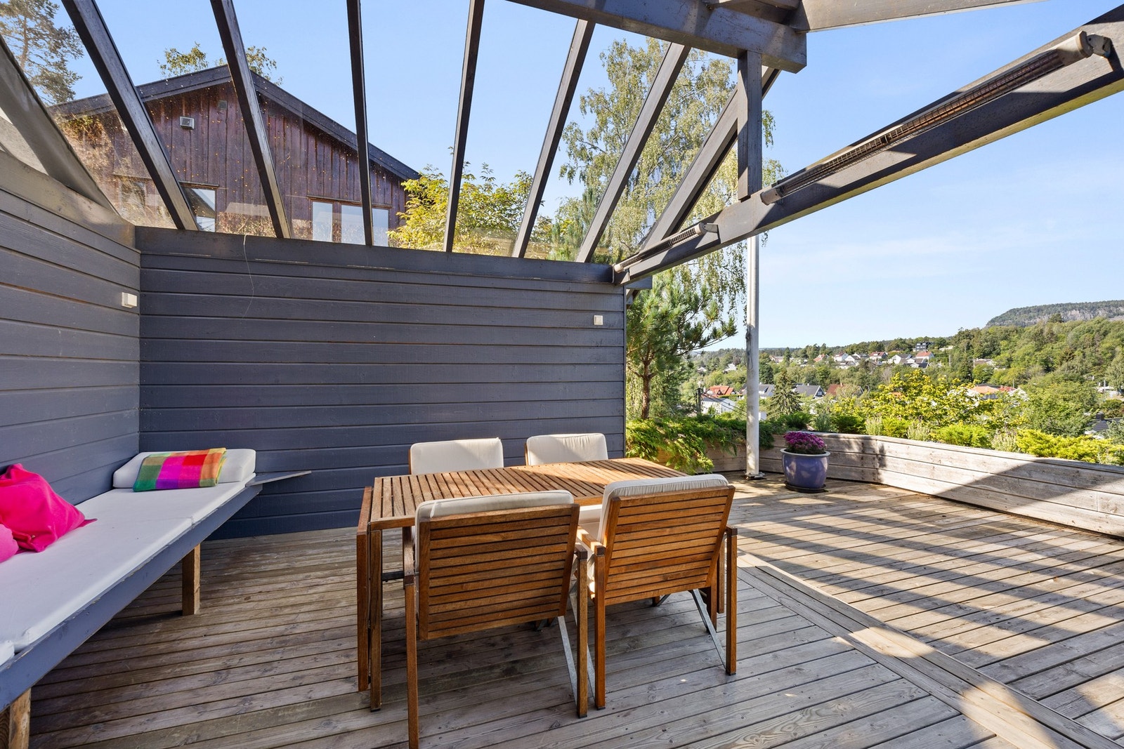 Terrassen inneholder også en 12 kvm pergola med glasstak, slik at uteområdet kan nytes i all slags vær. Galleribilde