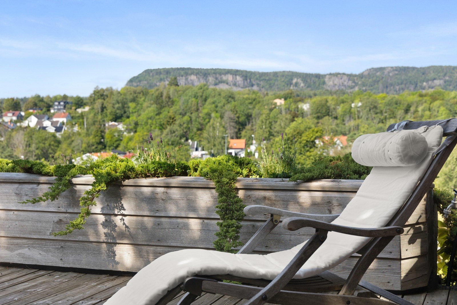 Boligen holder en gjennomgående god standard og byr på smarte planløsninger som gir en funksjonell og behagelig hverdag. Galleribilde