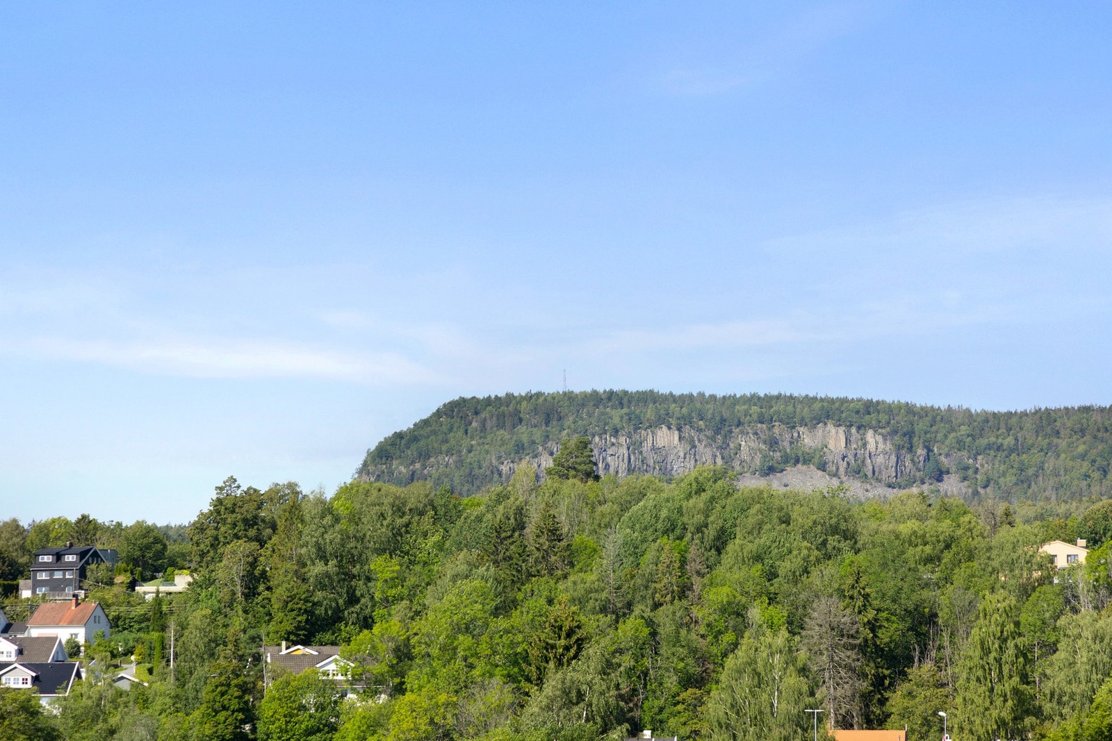 Boligen ligger på en solrik tomt med flott utsikt mot Kolsåstoppen og nærområdet. Galleribilde