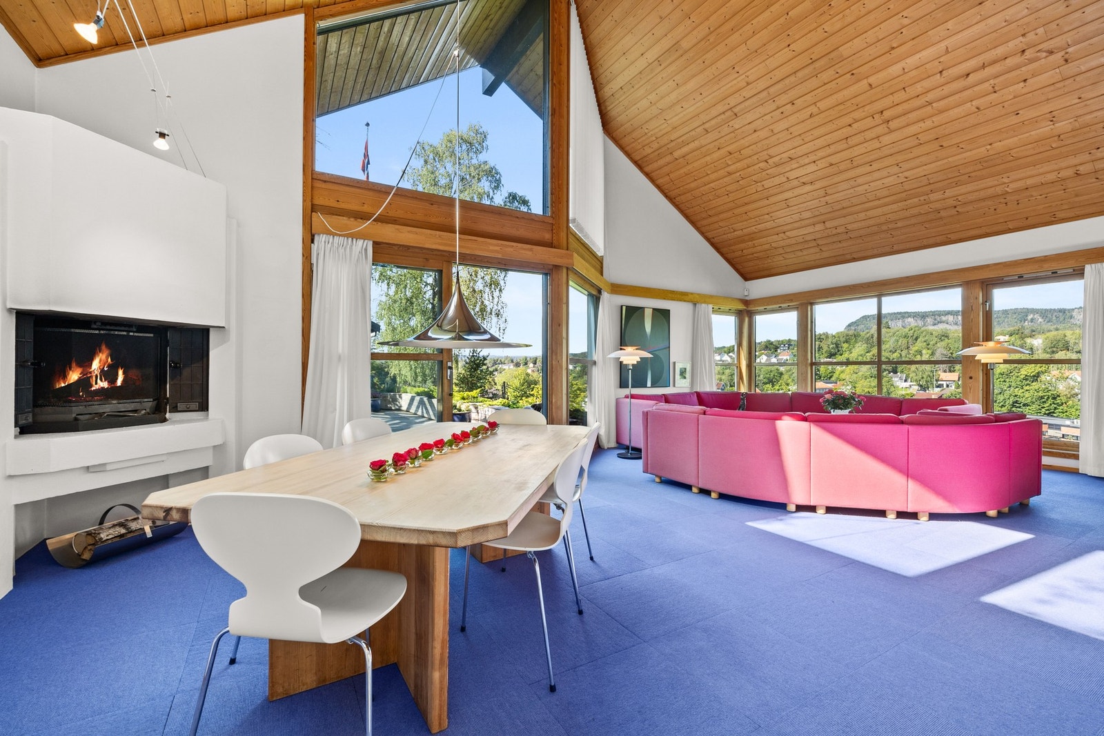 Sentralt i stuen er det en lekker peis som gir varme under kjøligere dager. Galleribilde