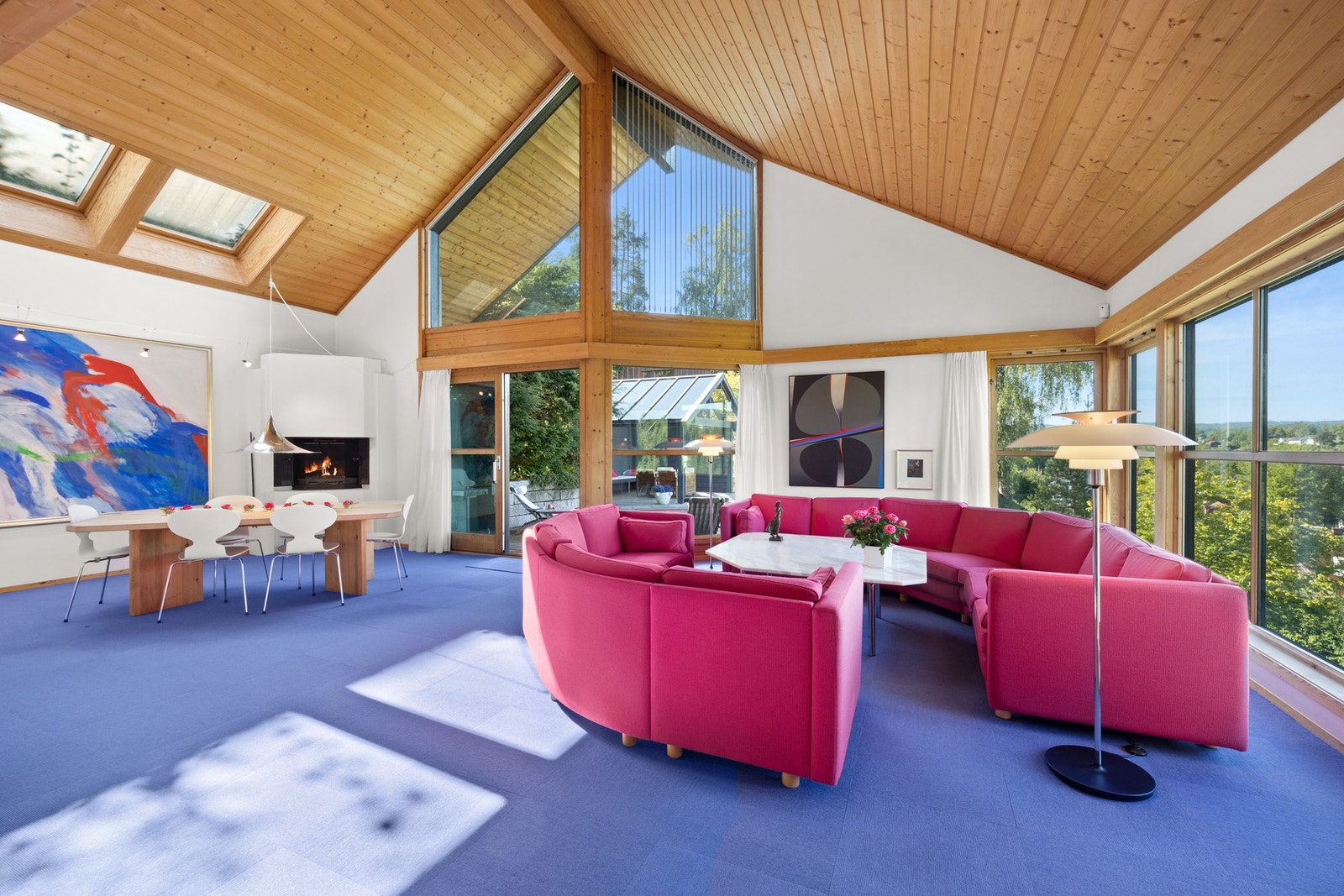 Stuen er svært romslig og byr på gode møbleringsmuligheter. Galleribilde