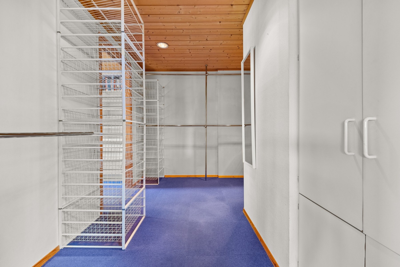 Boligen har flere gode oppbevaringsløsninger i blant annet walk-in-closet Galleribilde